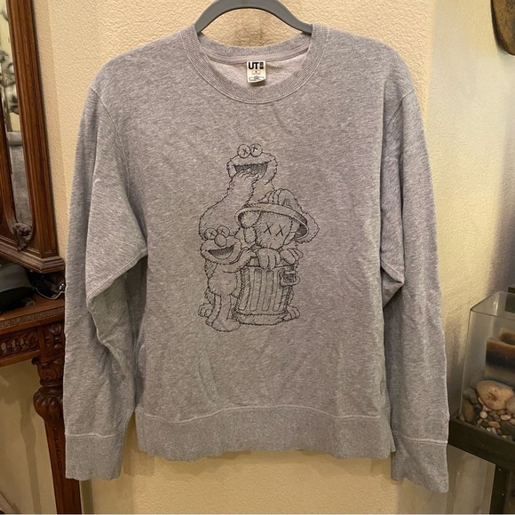 KAWS X UNIQLO Sesame Street Trash Can Companion Outline Gray Sweatshirt Size Med - Picture 1 of 7